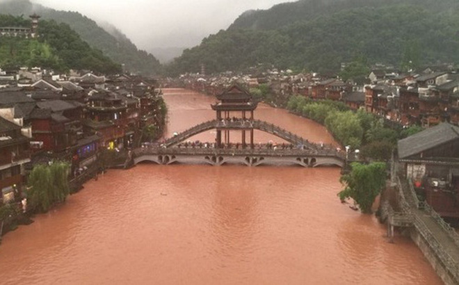 Lũ lụt ở Trung Quốc ngày càng đáng sợ: Hơn 12 triệu người dân phải điêu đứng, thiệt hại lên đến hơn 80 nghìn tỷ đồng - Ảnh 4.