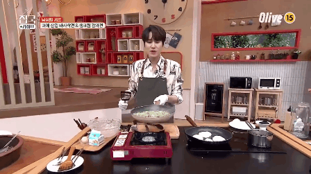 Khi được đào tạo làm ca sĩ nhưng lại muốn làm đầu bếp: Màn “múa chảo” siêu toang của nam idol Super Junior khiến dân tình cười xỉu - Ảnh 1.
