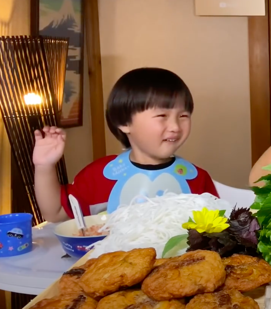 Xuất hiện chưa đầy 2 phút, bé Sa đã “giật” spotlight trong vlog mới của mẹ Quỳnh Trần với loạt biểu cảm “phát hãi” vì… mắm nêm - Ảnh 2.