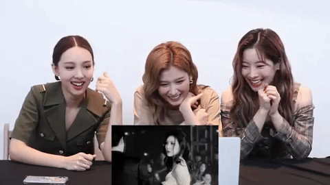 3 chị em TWICE xem MV kết hợp của JYP và Sunmi, riêng Sana say đắm nhìn đàn chị nhưng lại… tỏ thái độ ra mặt trước “bố Park”? - Ảnh 3.