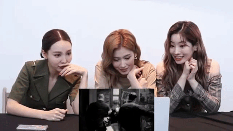 3 chị em TWICE xem MV kết hợp của JYP và Sunmi, riêng Sana say đắm nhìn đàn chị nhưng lại… tỏ thái độ ra mặt trước “bố Park”? - Ảnh 5.