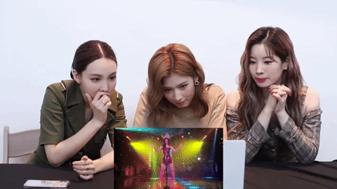 3 chị em TWICE xem MV kết hợp của JYP và Sunmi, riêng Sana say đắm nhìn đàn chị nhưng lại… tỏ thái độ ra mặt trước “bố Park”? - Ảnh 4.