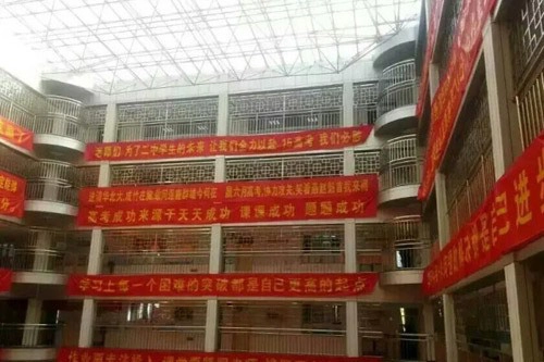 Bên trong trường chuyên khắc nghiệt hàng đầu Trung Quốc: Học 15 tiếng/ngày, phải xây rào chắn ngăn học sinh tự tử - Ảnh 4.