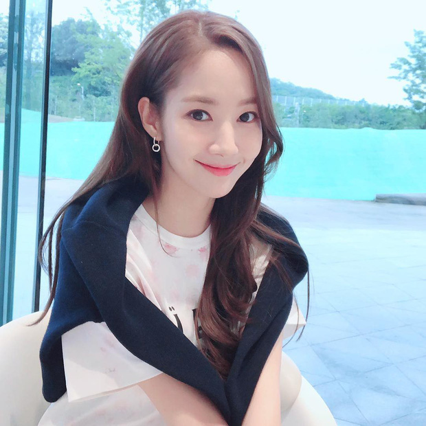 Không phải tự nhiên mà Thiều Bảo Trâm hay để tóc mái giống Lisa, lý do là bởi hễ vén lên 1 phát là lộ trán dô ngay - Ảnh 11.