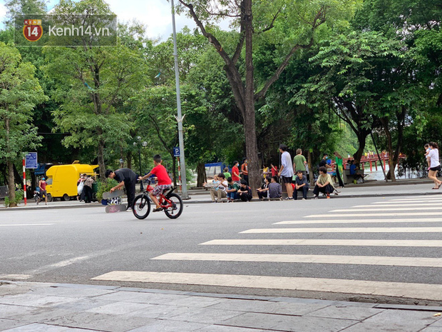 Nhiều bạn trẻ Hà Nội lơ là việc đeo khẩu trang, chủ quan khi ra đường dịp cuối tuần - Ảnh 4.