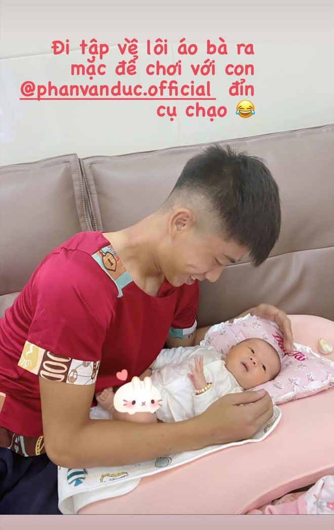 Phì cười với Phan Văn Đức: Vừa về đến nhà, vội đến nỗi mặc luôn áo của mẹ để chơi với con gái - Ảnh 1.