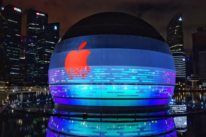 Apple mở cửa hàng thứ 3 tại Singapore, thiết kế hình cầu phát sáng cực độc đáo, đặt nổi trên mặt nước vịnh Marina - Ảnh 2.