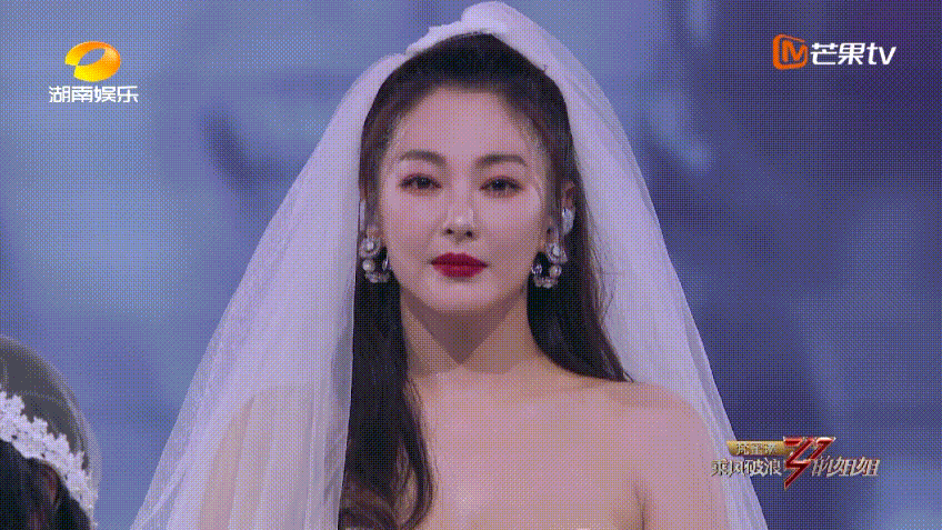 Khoảnh khắc vén voan cưới của Song Hye Kyo Trung Quốc gây bão Weibo: Visual đẹp kinh diễm, Cnet nức nở bình luận - Ảnh 4.