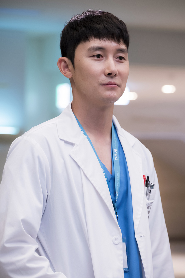 Tình địch của Jo Jung Suk ở Hospital Playlist rút lui giữa chừng, phần 2 kém hấp dẫn đi một nửa? - Ảnh 1.