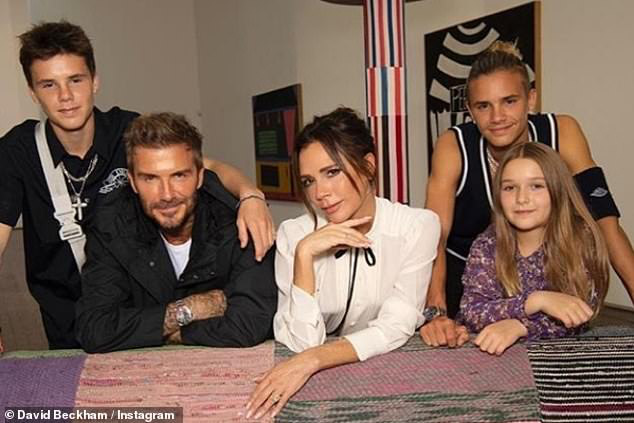 Nhà Beckham lâu lắm mới khoe ảnh tụ họp, bé Harper chiếm trọn spotlight nhờ nhan sắc và bộ đầm bánh bèo tím lịm - Ảnh 4.