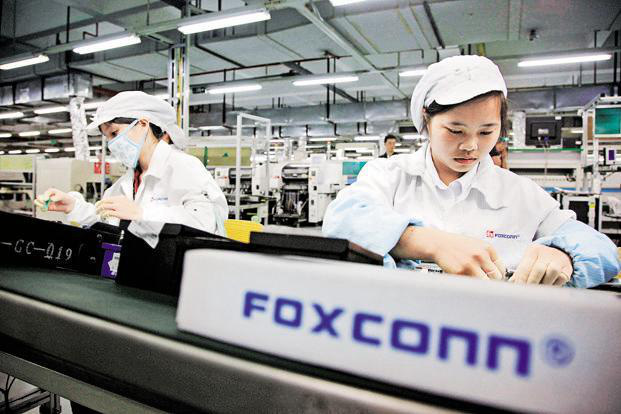 Công nhân Trung Quốc lắp ráp iPhone 12 xuyên Trung thu để kịp ngày ra mắt - Ảnh 1.