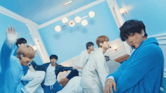 BTS mặc đồ ngủ diễn HOME tại Jimmy Fallon, Jimin được cameraman ưu ái nhưng visual của Jungkook mới là spotlight! - Ảnh 7.