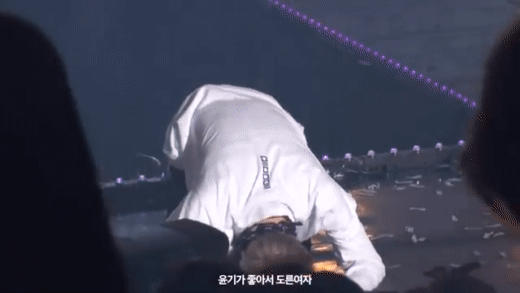 5 khoảnh khắc fan khóc ròng vì BTS: Suga quỳ gối ở concert không sốc bằng Jin tiết lộ nhóm suýt tan rã ngay khi nhận Daesang - Ảnh 6.