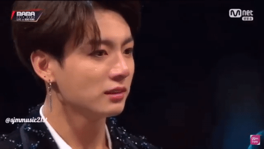 5 khoảnh khắc fan khóc ròng vì BTS: Suga quỳ gối ở concert không sốc bằng Jin tiết lộ nhóm suýt tan rã ngay khi nhận Daesang - Ảnh 4.