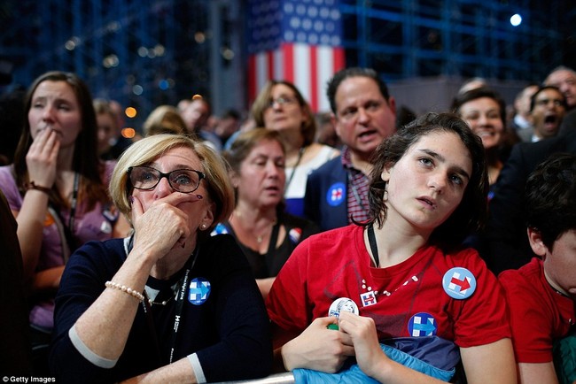 Chùm ảnh: Toàn nước Mỹ hồi hộp chờ đón kết quả bầu cử Tổng thống lần thứ 45 - Ảnh 11.