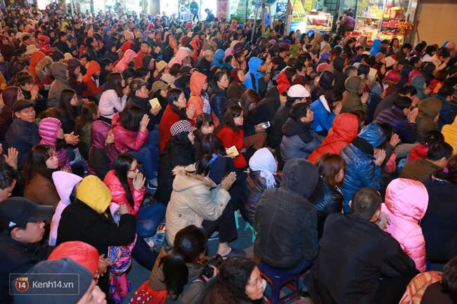 Clip: Người dân chen chúc nhau xin lộc trong lễ cầu an lớn nhất năm ở chùa Phúc Khánh - Ảnh 5.