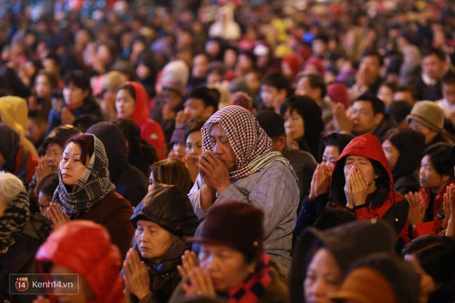 Clip: Người dân chen chúc nhau xin lộc trong lễ cầu an lớn nhất năm ở chùa Phúc Khánh - Ảnh 6.