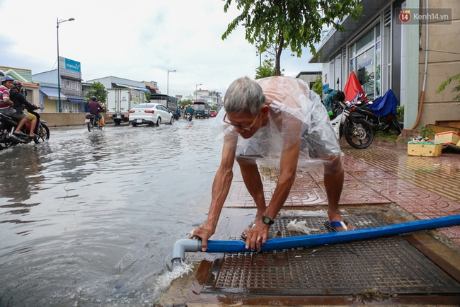 Thời tiết Sài Gòn mưa lớn, nhiều nhà dân trên đại lộ Phạm Văn Đồng ngập úng - Ảnh 4.