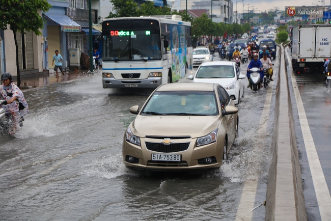 Thời tiết Sài Gòn mưa lớn, nhiều nhà dân trên đại lộ Phạm Văn Đồng ngập úng- Ảnh 2.