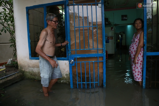 Thời tiết Sài Gòn mưa lớn, nhiều nhà dân trên đại lộ Phạm Văn Đồng ngập úng - Ảnh 8.