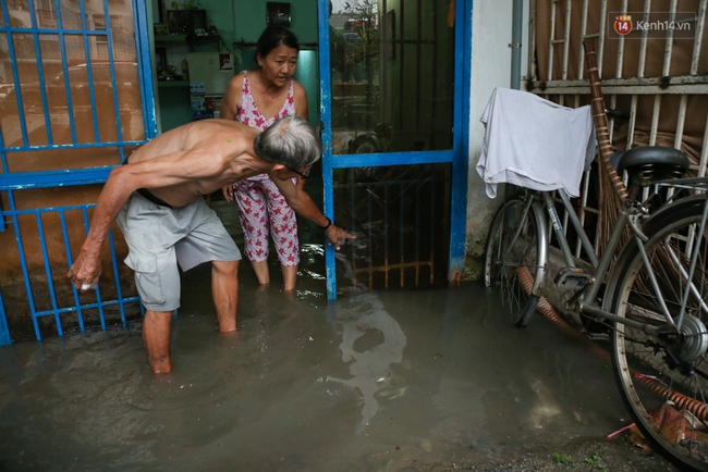 Thời tiết Sài Gòn mưa lớn, nhiều nhà dân trên đại lộ Phạm Văn Đồng ngập úng - Ảnh 5.