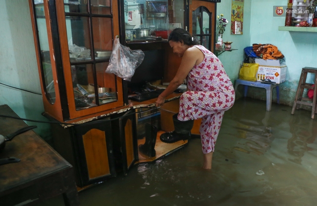 Thời tiết Sài Gòn mưa lớn, nhiều nhà dân trên đại lộ Phạm Văn Đồng ngập úng - Ảnh 7.