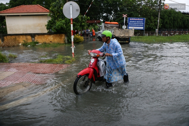 Thời tiết Sài Gòn mưa lớn, nhiều nhà dân trên đại lộ Phạm Văn Đồng ngập úng - Ảnh 10.