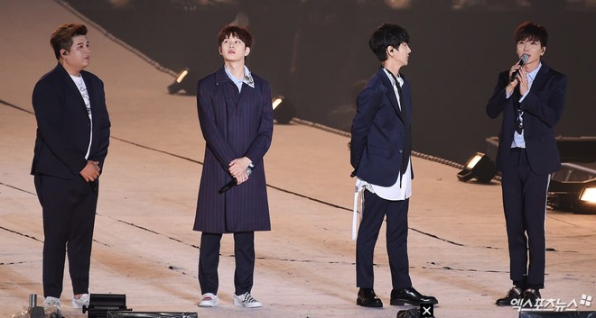 Super Junior biểu diễn chỉ với 4 thành viên tại SMTOWN, Leeteuk muốn bật khóc - Ảnh 1.