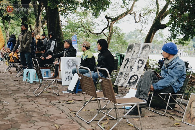 Phố đi bộ Hà Nội những ngày cuối năm: Cặp đôi tay trong tay sưởi ấm nhau trong tiết trời rét mướt 11 độ C - Ảnh 10.
