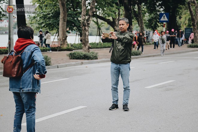 Phố đi bộ Hà Nội những ngày cuối năm: Cặp đôi tay trong tay sưởi ấm nhau trong tiết trời rét mướt 11 độ C - Ảnh 12.