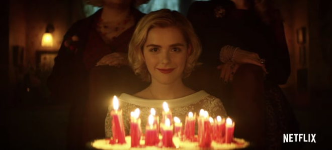Cô phù thuỷ nhỏ Sabrina mừng sinh nhật 16 tuổi bằng phiên bản Netflix rùng rợn - Ảnh 6.
