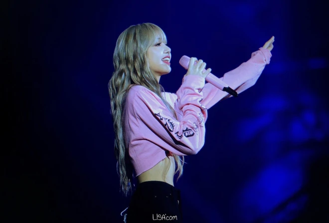 Về quê biểu diễn có khác, đây là khoảnh khắc Lisa (Black Pink) khiến rừng fan đổ rạp vì quá xuất sắc! - Ảnh 6.