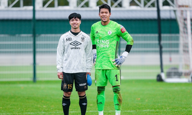 Lâm Tây (thủ môn tuyển Việt Nam) chúc mừng thủ môn Thái Lan sau khi đi vào lịch sử ở Nhật Bản - Ảnh 4.