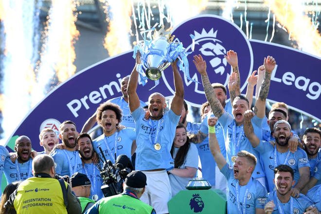 Man City lập sân khấu dã chiến, bắn pháo hoa rực rỡ ăn mừng với hàng nghìn CĐV ngay trong đêm - Ảnh 8.