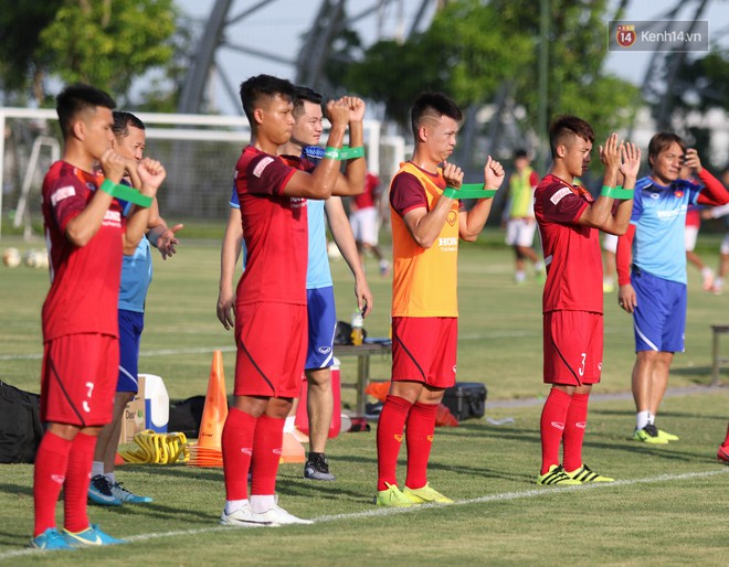 Cầu thủ Việt kiều Martin Lo được trợ lý Hàn Quốc kèm riêng trong buổi tập đầu tiên cùng U22 Việt Nam - Ảnh 1.