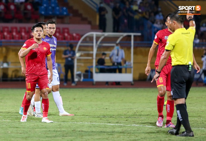 Trọng tài Việt bị cầu thủ ăn mừng ngay trước mặt, cà khịa vì thổi phạt đền cho Hà Nội FC - Ảnh 1.