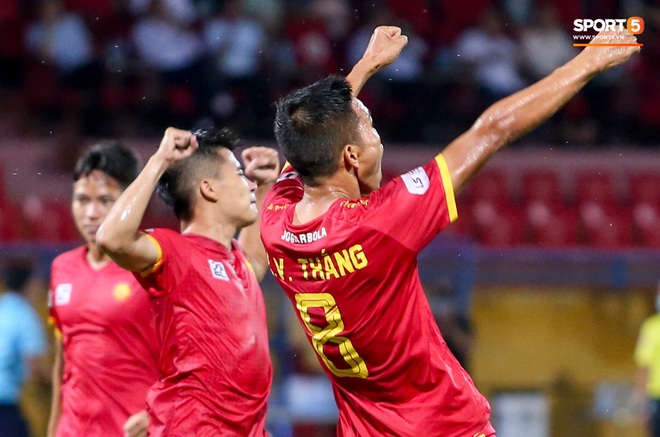 Trọng tài Việt bị cầu thủ ăn mừng ngay trước mặt, cà khịa vì thổi phạt đền cho Hà Nội FC - Ảnh 3.