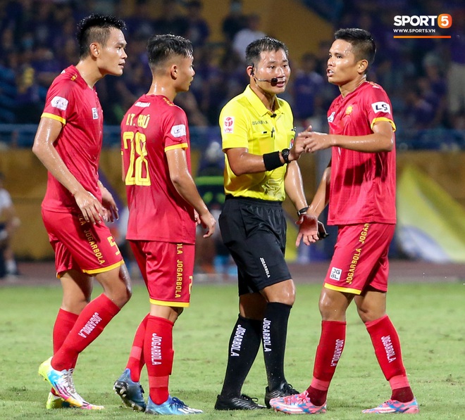 Trọng tài Việt bị cầu thủ ăn mừng ngay trước mặt, cà khịa vì thổi phạt đền cho Hà Nội FC - Ảnh 5.