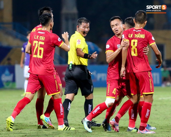 Trọng tài Việt bị cầu thủ ăn mừng ngay trước mặt, cà khịa vì thổi phạt đền cho Hà Nội FC - Ảnh 6.
