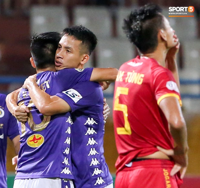 Trọng tài Việt bị cầu thủ ăn mừng ngay trước mặt, cà khịa vì thổi phạt đền cho Hà Nội FC - Ảnh 9.