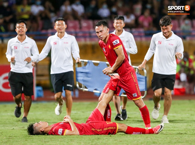 Trọng tài Việt bị cầu thủ ăn mừng ngay trước mặt, cà khịa vì thổi phạt đền cho Hà Nội FC - Ảnh 10.