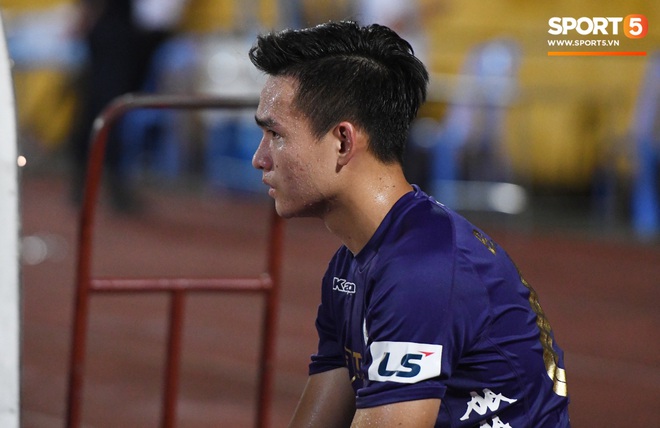 Bộ đôi trung vệ tuyển U23 thẫn thờ, thất vọng sau khi mắc lỗi khiến Hà Nội FC thủng lưới - Ảnh 7.
