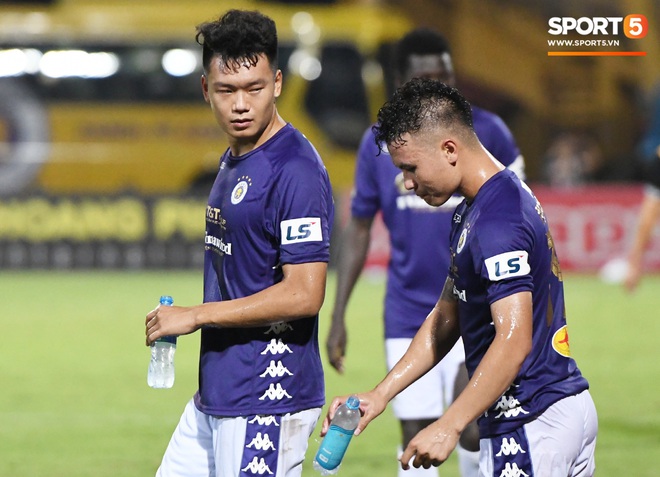 Bộ đôi trung vệ tuyển U23 thẫn thờ, thất vọng sau khi mắc lỗi khiến Hà Nội FC thủng lưới - Ảnh 6.