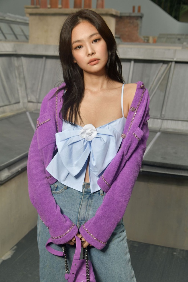 Xem Emily Ở Paris mà dân tình đồng lòng gọi tên Jennie, nguyên nhân nằm ở chiếc áo Chanel nhiều sóng gió - Ảnh 4.