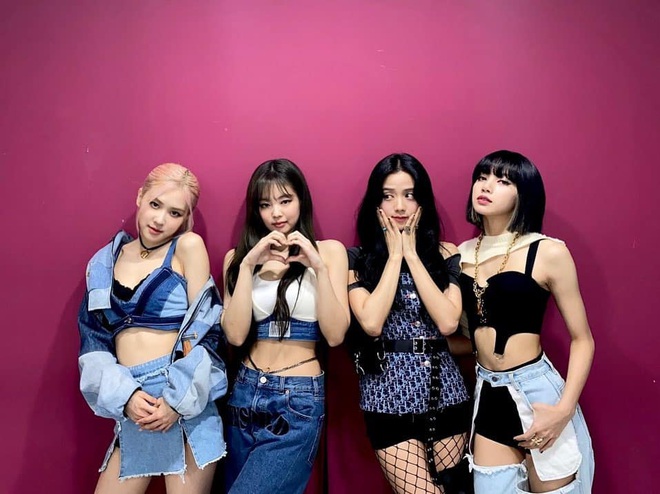 Knet thất vọng với sân khấu Pretty Savage của BLACKPINK: Lời nhạc dị đã đành, vũ đạo thì chán òm? - Ảnh 2.