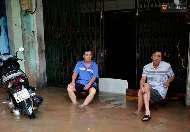 Ảnh: Huế ngập sâu trong biển nước, người dân phải chèo thuyền, lội nước đi mua thực phẩm, sạc điện thoại - Ảnh 13.