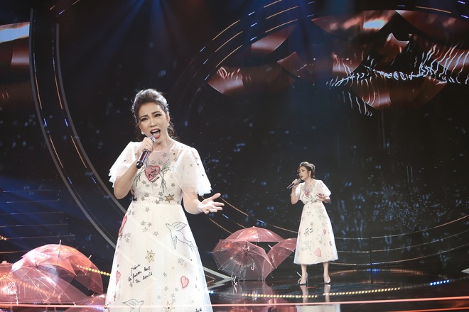 Và Tôi Vẫn Hát: Hồ Quỳnh Hương ôm mặt khóc khi nhìn thấy chị gái tỏa sáng trong show ca hát - Ảnh 3.