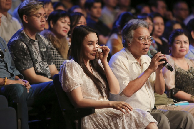 Và Tôi Vẫn Hát: Hồ Quỳnh Hương ôm mặt khóc khi nhìn thấy chị gái tỏa sáng trong show ca hát - Ảnh 5.