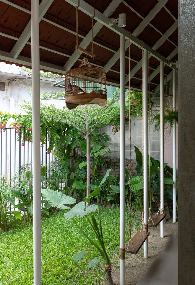 Bước vào ngôi nhà trong ngõ rộng 3m được phủ xanh bằng cây cối, ai cũng thích thú với chiếc cầu thang cực hợp sống ảo - Ảnh 5.