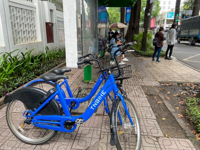 Trải nghiệm xe đạp công cộng cho thuê 10.000 đồng/giờ lần đầu lăn bánh trên đường phố Sài Gòn - Ảnh 2.